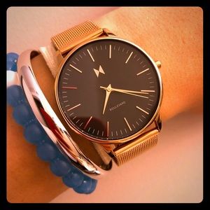 MVMT BRAND WATCH. Rose gold details and strap